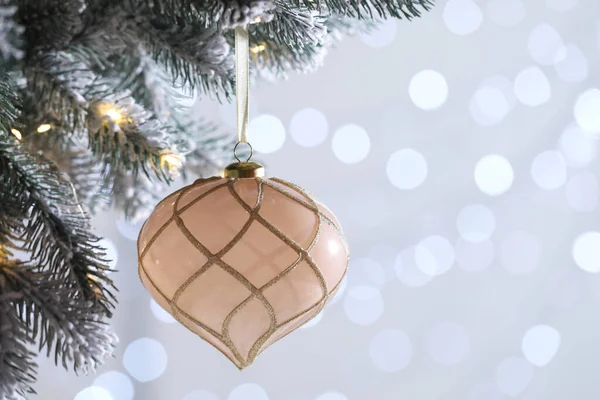 Vánoční Stromek Zdobený Vánoční Ozdobou Proti Rozmazaným Světlům Detailní Záběr — Stock fotografie