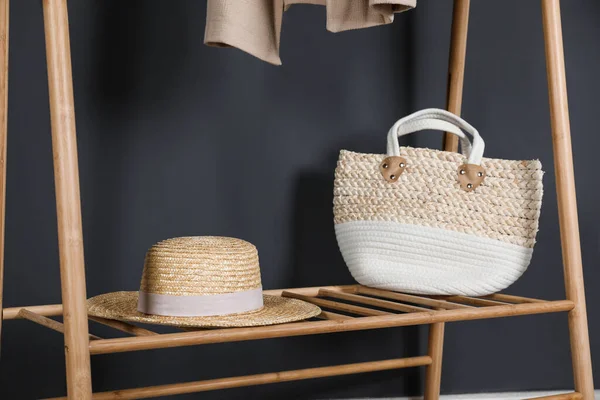 Chapeau Sac Paille Sur Porte Vêtements Intérieur — Photo