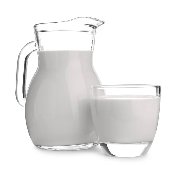 Kanna Och Glas Med Färsk Mjölk Vit Bakgrund — Stockfoto