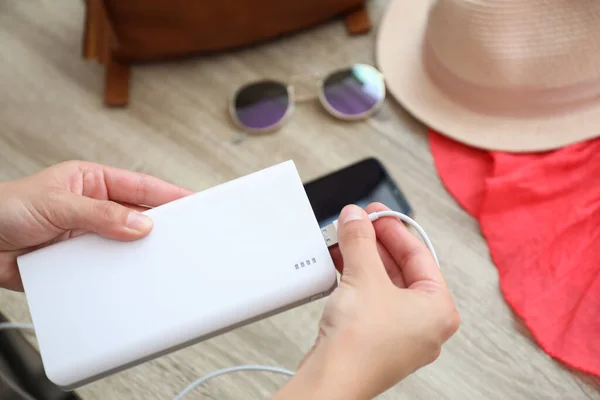 Vrouw Opladen Mobiele Telefoon Met Powerbank Tijdens Het Maken Van — Stockfoto