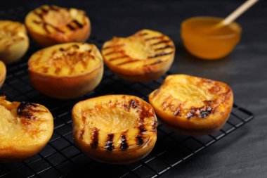 Siyah masada nefis ızgara şeftaliler, yakın plan.