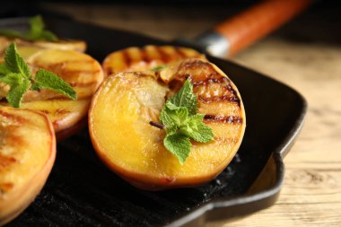 Nefis ızgara şeftali, masada nane, yakın plan.