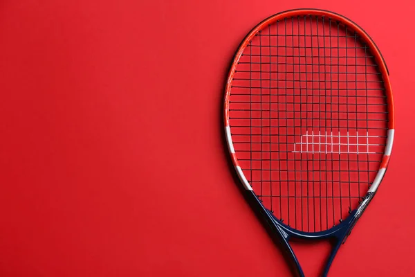 Tennisracket Rode Achtergrond Bovenaanzicht Ruimte Voor Tekst — Stockfoto