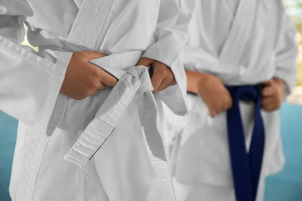 Děti Kimonu Při Tréninku Karate Tatami Detailní Záběr — Stock fotografie