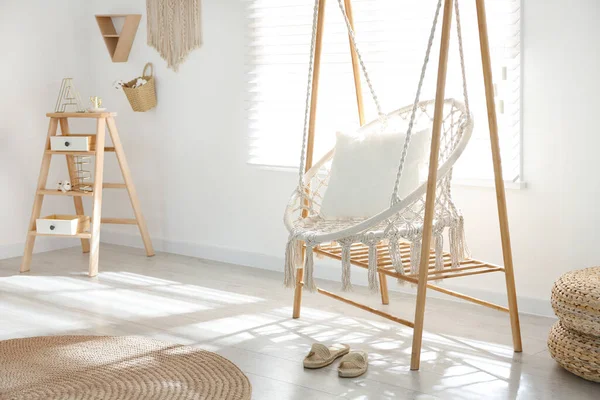 Chaise Hamac Confortable Dans Une Chambre Élégante Intérieur Intérieur — Photo