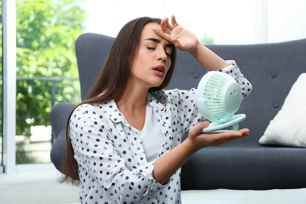 Žena Přenosným Ventilátorem Která Trpí Horkem Doma Letní Sezóna — Stock fotografie