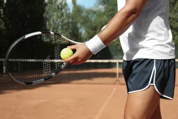 Спортсмен Готовится Подавать Теннисный Мяч Корте Крупным Планом — стоковое фото