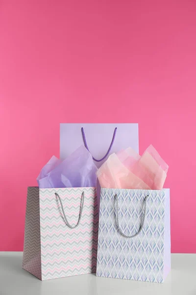 Bolsas Regalo Con Papel Sobre Mesa Blanca Sobre Fondo Rosa —  Fotos de Stock