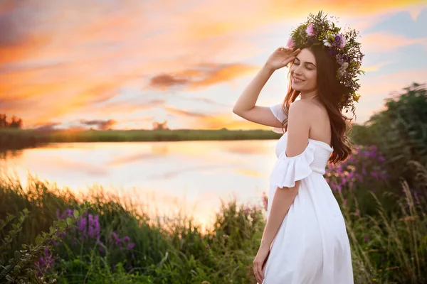 Ung Kvinna Bär Krans Gjord Vackra Blommor Utomhus Vid Solnedgången — Stockfoto