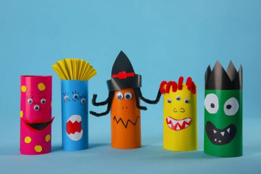 Açık mavi arka planda komik canavarlar. Cadılar Bayramı dekorasyonu