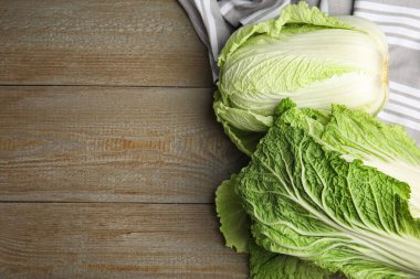 Tahta masada taze olgun Çin lahanaları, düz yerde. Metin için boşluk