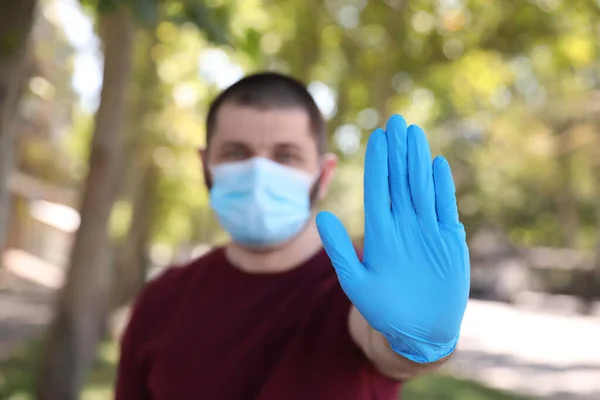 얼굴을 마스크를 사람이 실외에서 몸짓을 멈추고 코로나 바이러스의 확산을 — 스톡 사진