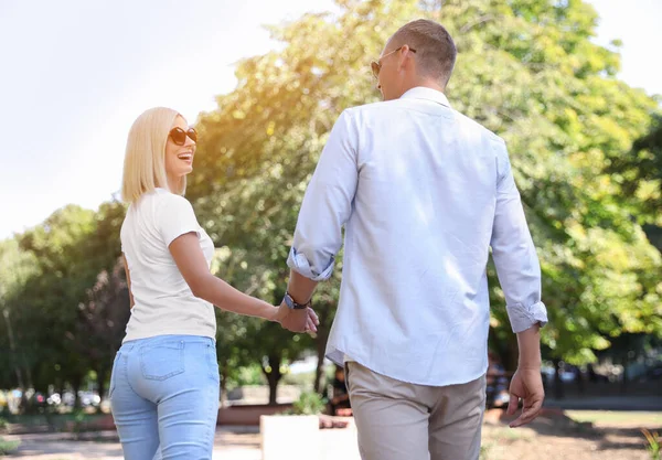Lyckliga Par Promenader Längs Parken Sommardagen — Stockfoto
