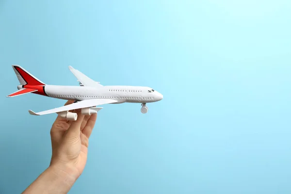 Mulher Segurando Avião Brinquedo Fundo Azul Claro Close Espaço Para — Fotografia de Stock