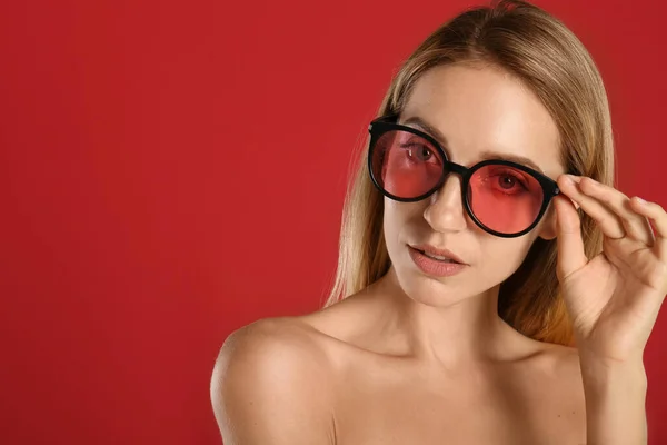Bella Donna Eleganti Occhiali Sole Sfondo Rosso Spazio Testo — Foto Stock