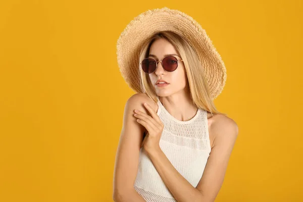 Beautiful Woman Stylish Sunglasses Yellow Background — Stock Photo, Image