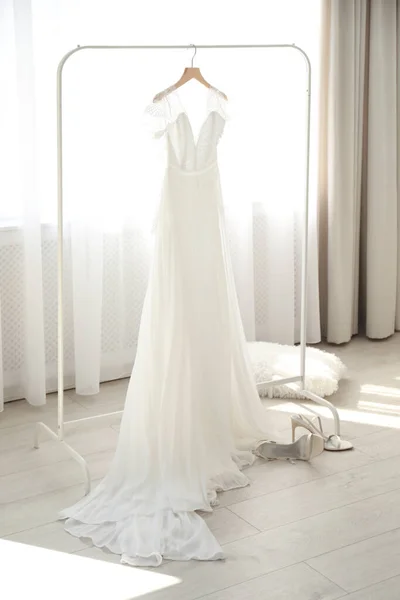 Красивое Свадебное Платье Висит Вешалке Номере — стоковое фото