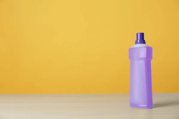 Eine Flasche Reinigungsmittel Auf Einem Hellen Tisch Raum Für Text — Stockfoto