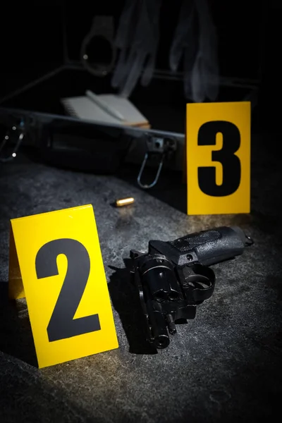 Marcadores Casquillo Pistola Escena Del Crimen Mesa Piedra Gris —  Fotos de Stock