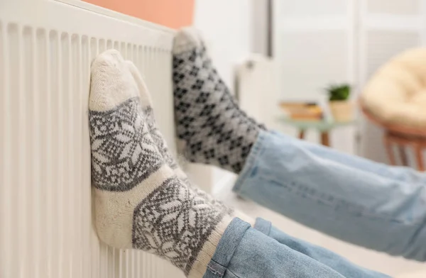 Casal Aquecimento Pernas Radiador Aquecimento Dentro Casa Close — Fotografia de Stock