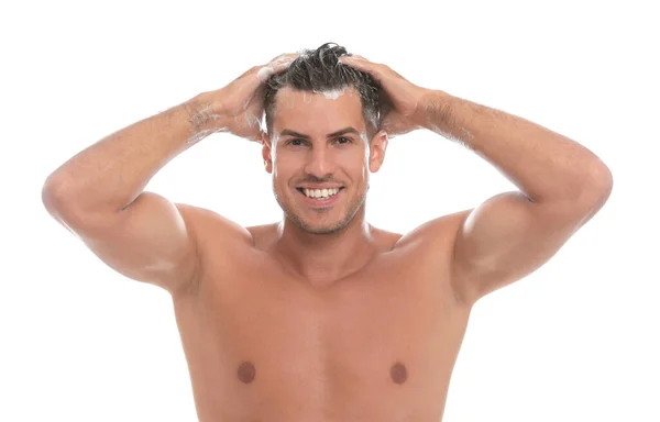 Schöner Mann Beim Haarewaschen Auf Weißem Hintergrund — Stockfoto
