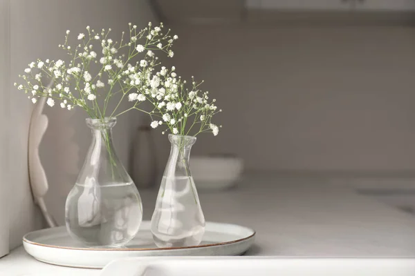 Vazen Met Gips Bloemen Aanrecht Keuken Ruimte Voor Tekst Interieur — Stockfoto