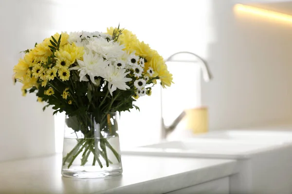 Vase Avec Belles Fleurs Chrysanthème Sur Comptoir Dans Cuisine Espace — Photo