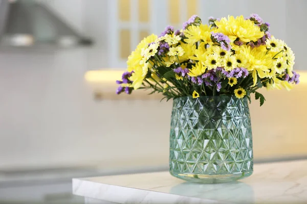 Βάζο Όμορφα Λουλούδια Χρυσάνθεμα Στο Τραπέζι Στην Κουζίνα Χώρος Για — Φωτογραφία Αρχείου