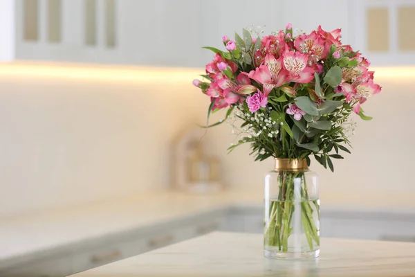 Vase Avec Belles Fleurs Alstroemeria Sur Table Dans Cuisine Espace — Photo