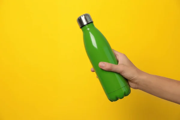 Mujer Sosteniendo Termos Verdes Modernos Sobre Fondo Amarillo Primer Plano — Foto de Stock