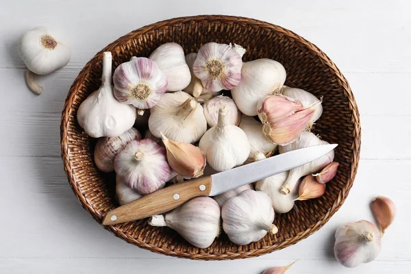 Fresh Organic Garlic Wicker Basket White Wooden Table Flat Lay — Stock Photo, Image