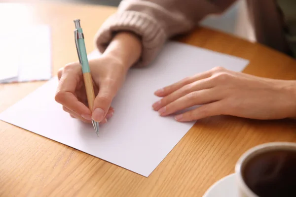 Frau Schreibt Brief Holztisch Nahaufnahme — Stockfoto