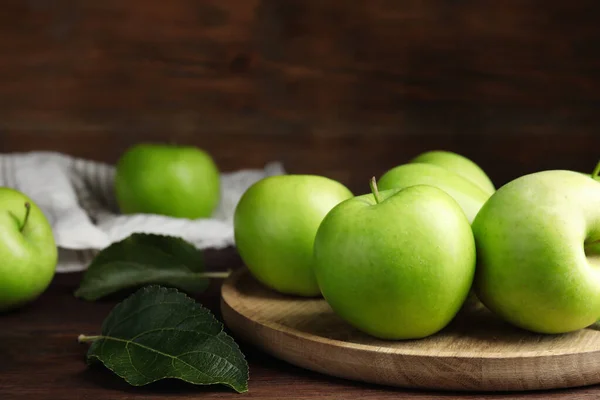 Pommes Vertes Mûres Fraîches Sur Table Bois Gros Plan — Photo