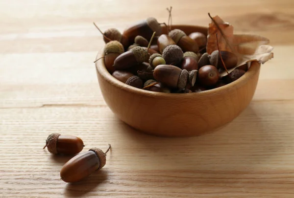 Beaucoup Glands Dans Bol Sur Une Table Bois — Photo