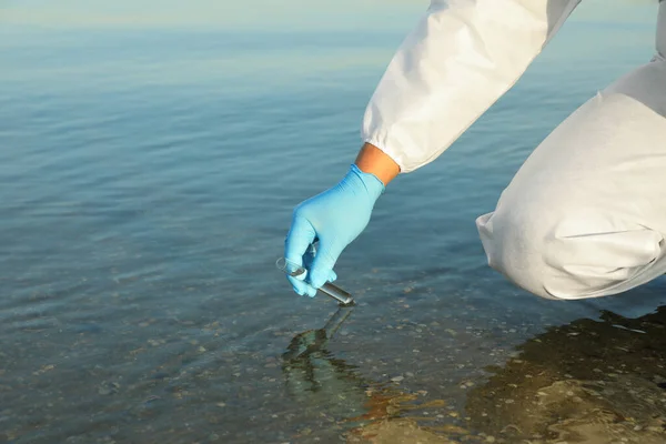Test Tüplü Bilim Adamı Analiz Için Nehirden Örnek Alıyor — Stok fotoğraf