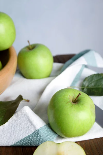 Pommes Vertes Mûres Fraîches Sur Table Bois — Photo