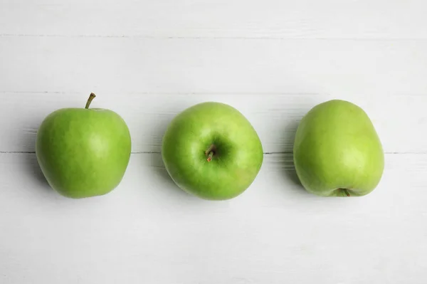 Reife Grüne Äpfel Auf Weißem Holztisch Flach Gelegt — Stockfoto