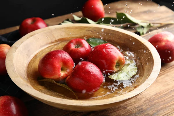 Maçãs Vermelhas Maduras Tigela Água Mesa Madeira — Fotografia de Stock