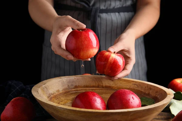 Frau Wäscht Reife Rote Äpfel Schüssel Mit Wasser Tisch Nahaufnahme — Stockfoto