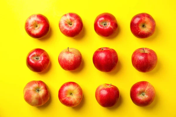 Manzanas Rojas Maduras Frescas Sobre Fondo Amarillo Planas — Foto de Stock