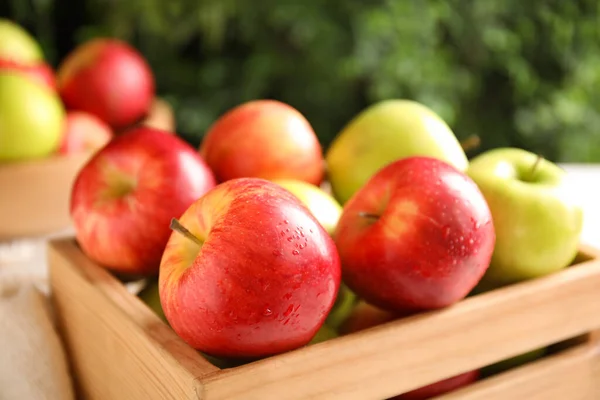 Pommes Fraîches Mûres Dans Une Caisse Bois Sur Fond Flou — Photo