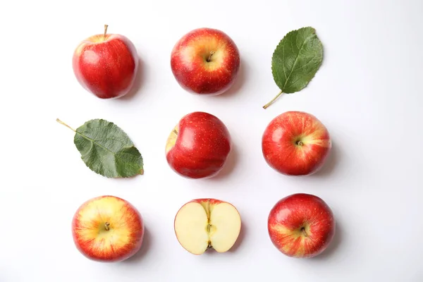 Frische Reife Rote Äpfel Und Blätter Auf Weißem Hintergrund Flache — Stockfoto