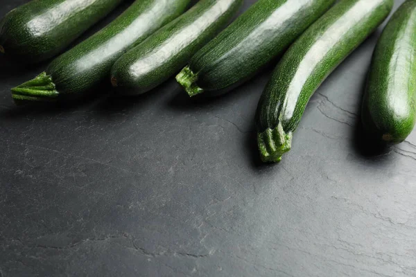 Zucchinis Verdes Maduros Sobre Tabla Pizarra Negra Espacio Para Texto —  Fotos de Stock