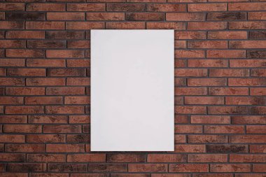 Duvarda boş bir poster var. Tasarım için model 