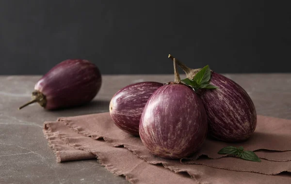 Olgun Patlıcan Fesleğen Kahverengi Mermer Masada Yakın Plan — Stok fotoğraf