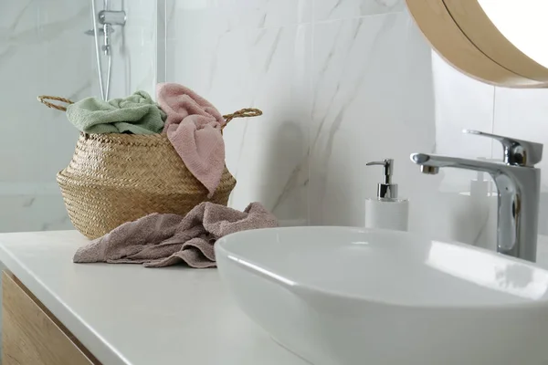 Wiklinowy Kosz Pranie Ręcznikami Przy Zlewie Blat Łazience — Zdjęcie stockowe