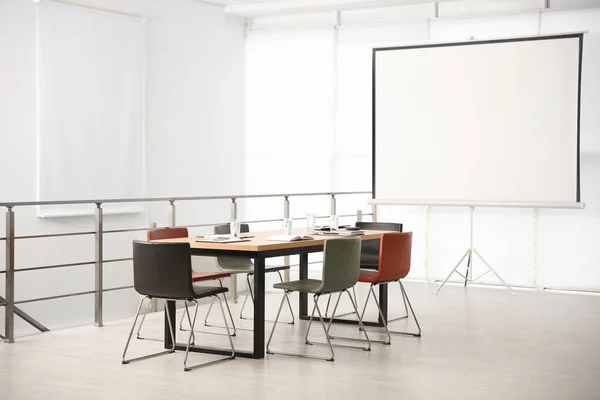 테이블 화면이 현대의 회의실 — 스톡 사진