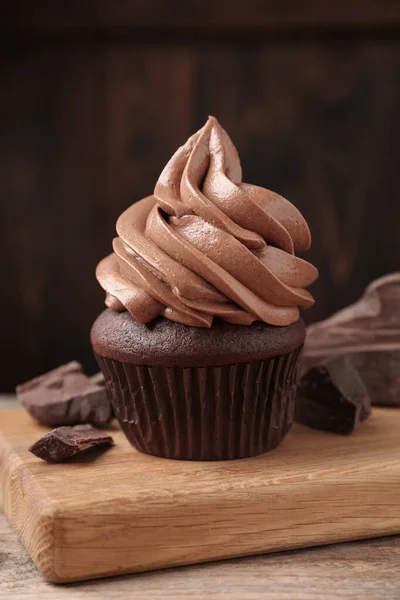 Delicioso Cupcake Con Piezas Crema Chocolate Mesa Madera Primer Plano — Foto de Stock