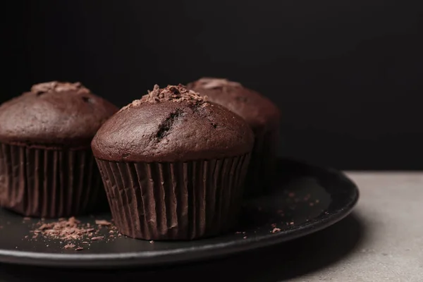 Köstliche Cupcakes Mit Schokoladenbröseln Auf Grauem Tisch Nahaufnahme — Stockfoto