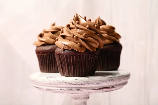 Délicieux Cupcakes Chocolat Avec Crème Perles Sur Pied Blanc Gros — Photo